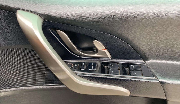 2020 Mahindra XUV500 W7, Diesel, Manual, 68,589 km, Driver Side Door Panels Control