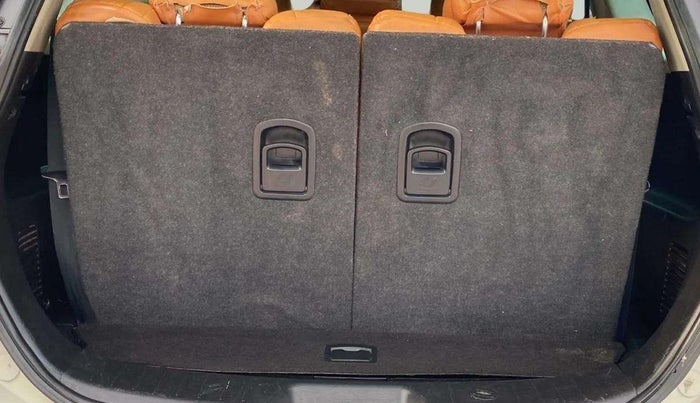 2020 Mahindra XUV500 W7, Diesel, Manual, 68,589 km, Boot Inside