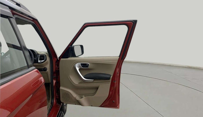 2018 Mahindra TUV300 T10 DUAL TONE, Diesel, Manual, 1,27,079 km, RHS Front Door