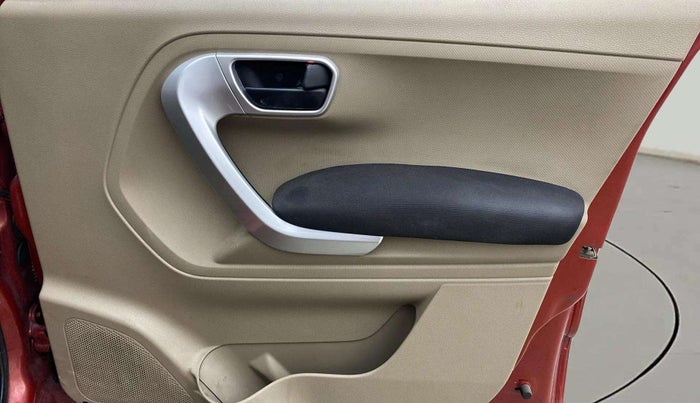 2018 Mahindra TUV300 T10 DUAL TONE, Diesel, Manual, 1,27,079 km, Driver Side Door Panels Control