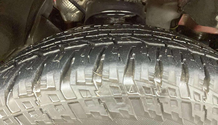 2018 Mahindra TUV300 T10 DUAL TONE, Diesel, Manual, 1,27,079 km, Right Front Tyre Tread