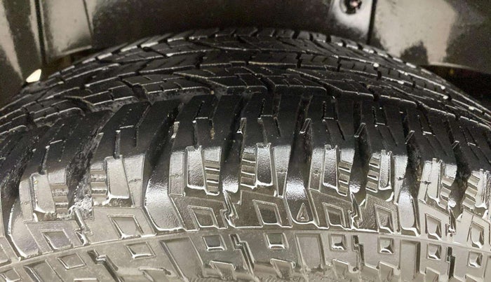 2018 Mahindra TUV300 T10 DUAL TONE, Diesel, Manual, 1,27,079 km, Right Rear Tyre Tread