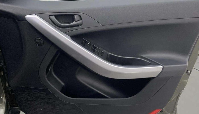 2022 Tata NEXON XM SUNROOF PETROL, Petrol, Manual, 31,588 km, Driver Side Door Panels Control