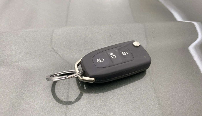 2022 Tata NEXON XM SUNROOF PETROL, Petrol, Manual, 31,588 km, Key Close Up