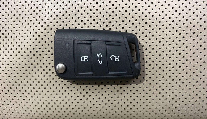 2022 Volkswagen VIRTUS TOPLINE TSI 1.0 AT, Petrol, Automatic, 34,275 km, Key Close Up