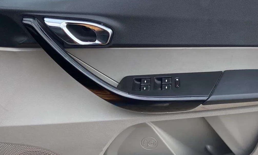 2016 Tata Tiago XZ PETROL, Petrol, Manual, 37,167 km, Driver Side Door Panels Control