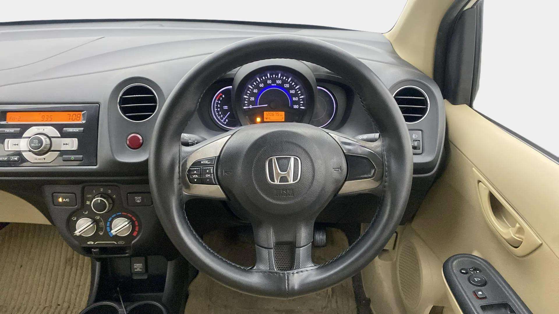 Steering-wheel-close-up-29