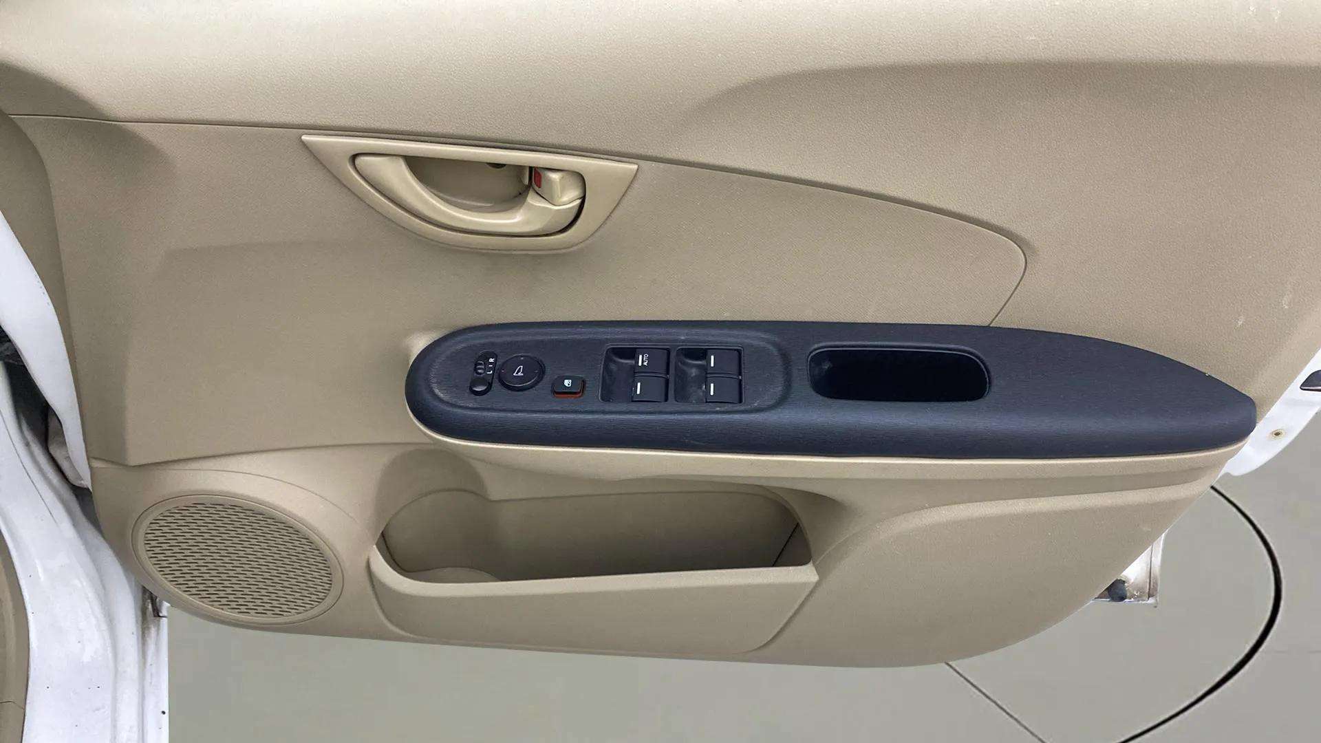 Driver-side-door-panel-control-39