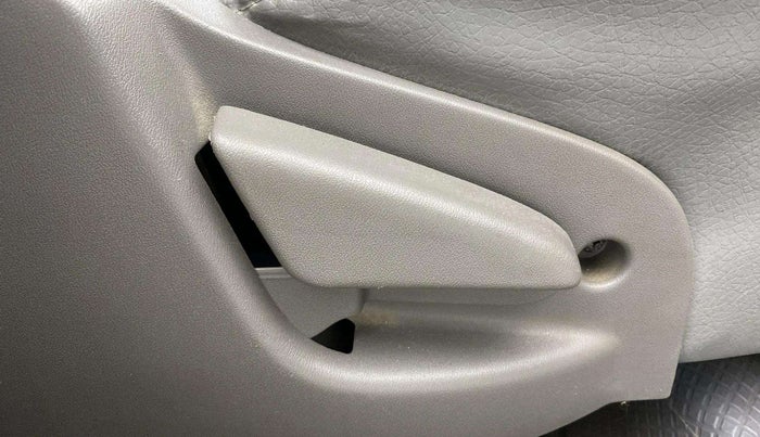 2015 Datsun Go Plus T, Petrol, Manual, 67,210 km, Driver Side Adjustment Panel