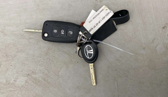 2024 Tata PUNCH ADVENTURE RHYTHM PACK MT, Petrol, Manual, 12,329 km, Key Close Up