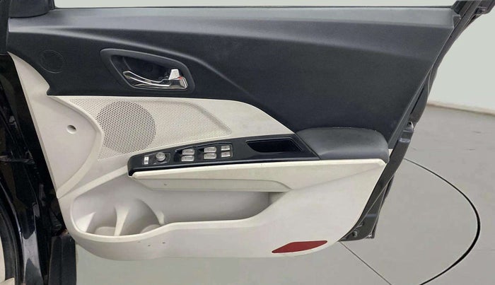 2022 Mahindra XUV300 W8 1.2 PETROL, Petrol, Manual, 24,971 km, Driver Side Door Panels Control