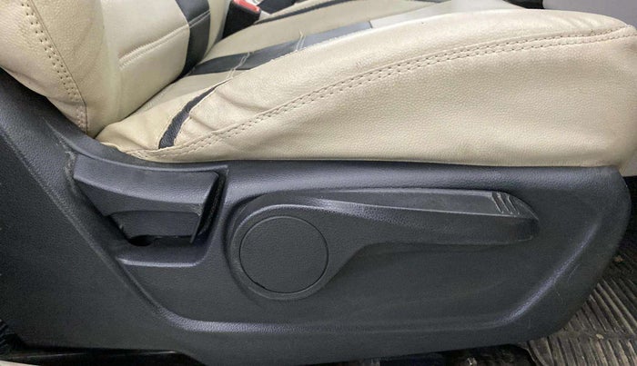 2022 Mahindra XUV300 W8 1.2 PETROL, Petrol, Manual, 24,971 km, Driver Side Adjustment Panel