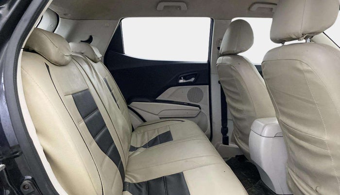 2022 Mahindra XUV300 W8 1.2 PETROL, Petrol, Manual, 24,971 km, Right Side Rear Door Cabin