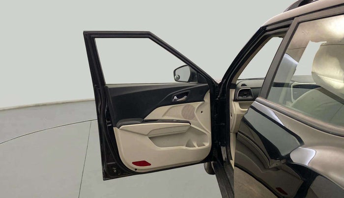 2022 Mahindra XUV300 W8 1.2 PETROL, Petrol, Manual, 24,971 km, LHS Front Door