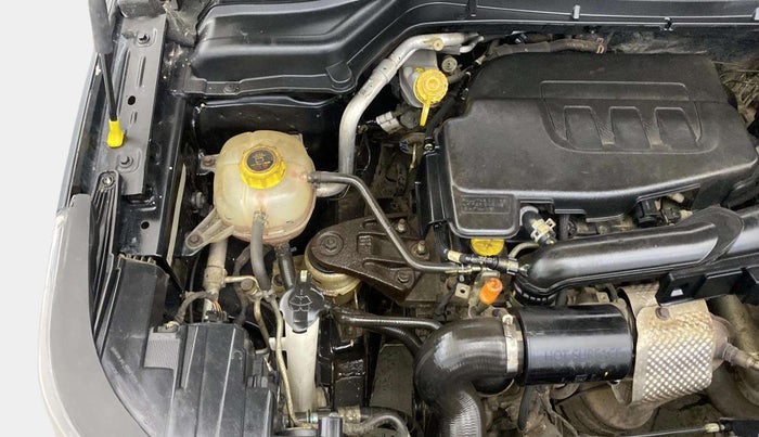 2022 Mahindra XUV300 W8 1.2 PETROL, Petrol, Manual, 24,971 km, Engine View - Right
