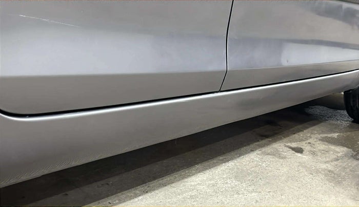 2015 Maruti Swift VXI, Petrol, Manual, 60,571 km, Right running board - Slightly rusted