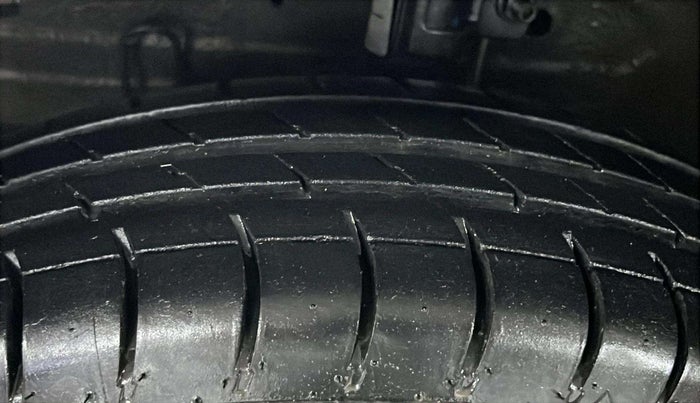 2015 Maruti Swift VXI, Petrol, Manual, 60,571 km, Left Front Tyre Tread