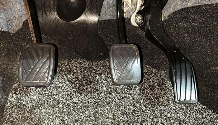 2015 Maruti Swift VXI, Petrol, Manual, 60,571 km, Pedals