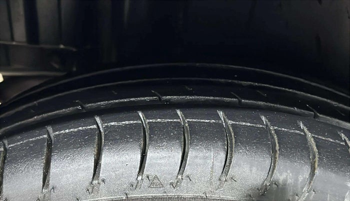 2015 Maruti Swift VXI, Petrol, Manual, 60,571 km, Right Rear Tyre Tread
