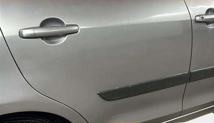 2015 Maruti Swift VXI, Petrol, Manual, 60,571 km, Right rear door - Minor scratches