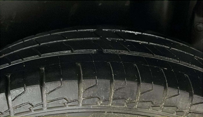 2015 Maruti Swift VXI, Petrol, Manual, 60,571 km, Left Rear Tyre Tread