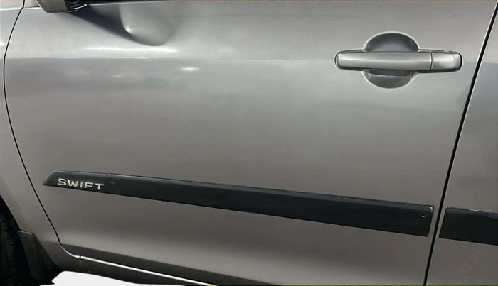 2015 Maruti Swift VXI, Petrol, Manual, 60,571 km, Front passenger door - Slightly dented
