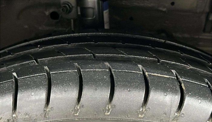 2015 Maruti Swift VXI, Petrol, Manual, 60,571 km, Right Front Tyre Tread