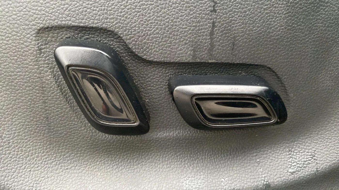 2022 MG ASTOR SHARP 1.5 MT, Petrol, Manual, 52,905 km, Driver Side Adjustment Panel
