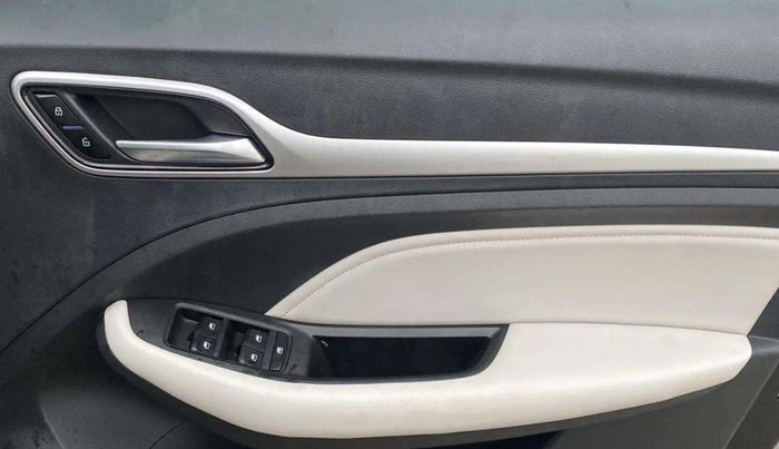 2022 MG ASTOR SHARP 1.5 MT, Petrol, Manual, 52,887 km, Driver Side Door Panels Control