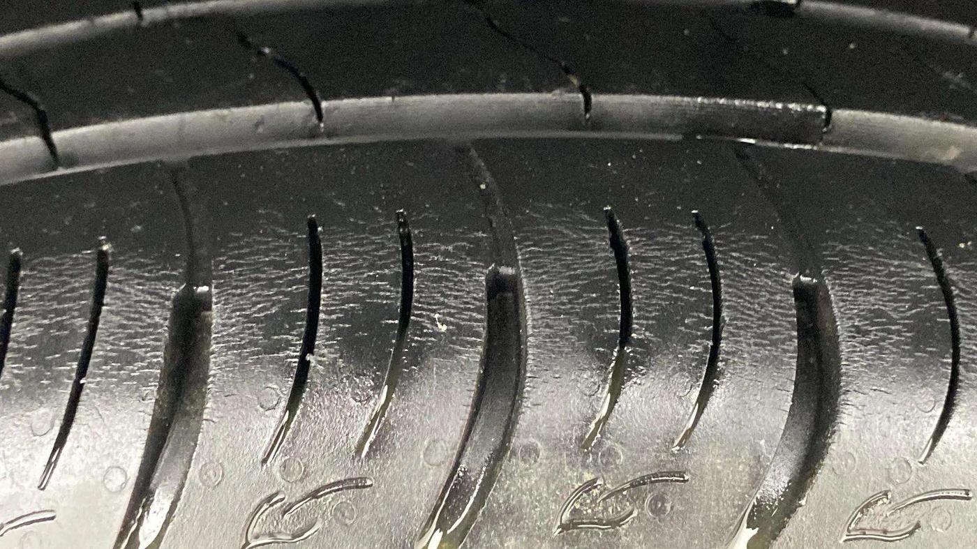2020 Mahindra XUV300 W8 1.2 PETROL, Petrol, Manual, 36,635 km, Right Rear Tyre Tread