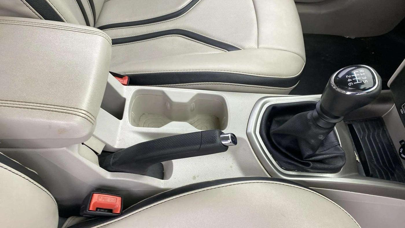 2020 Mahindra XUV300 W8 1.2 PETROL, Petrol, Manual, 36,635 km, Gear Lever