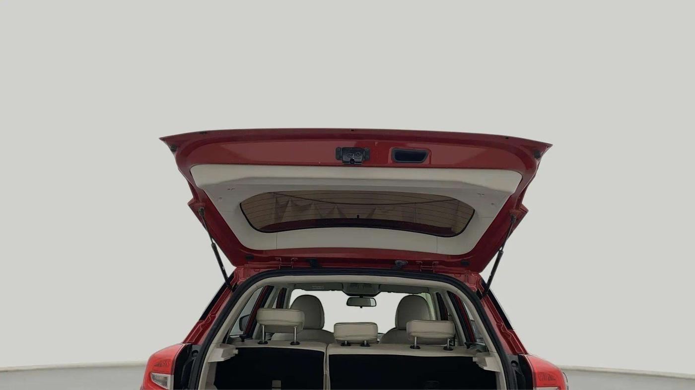 2020 Mahindra XUV300 W8 1.2 PETROL, Petrol, Manual, 36,635 km, Boot Door Open