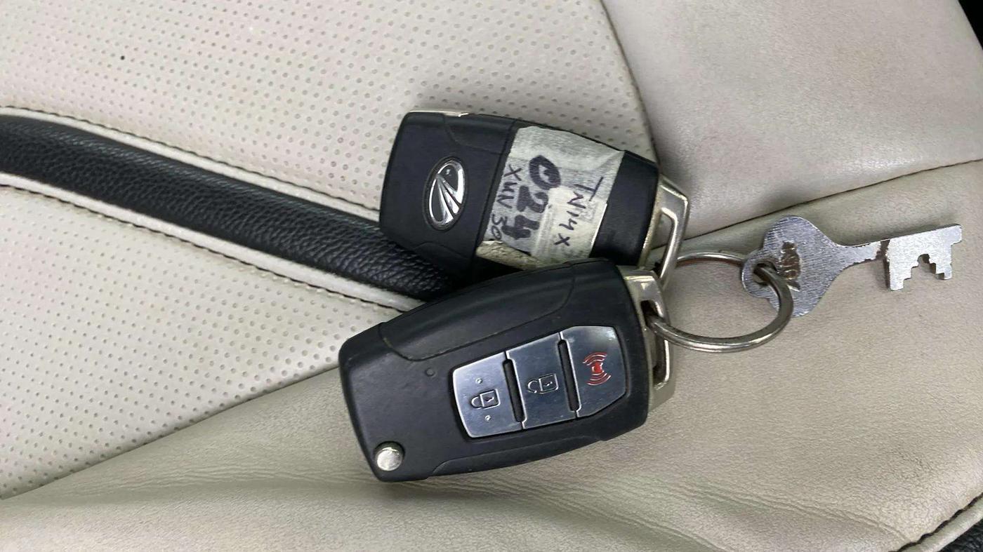 2020 Mahindra XUV300 W8 1.2 PETROL, Petrol, Manual, 36,635 km, Key Close Up