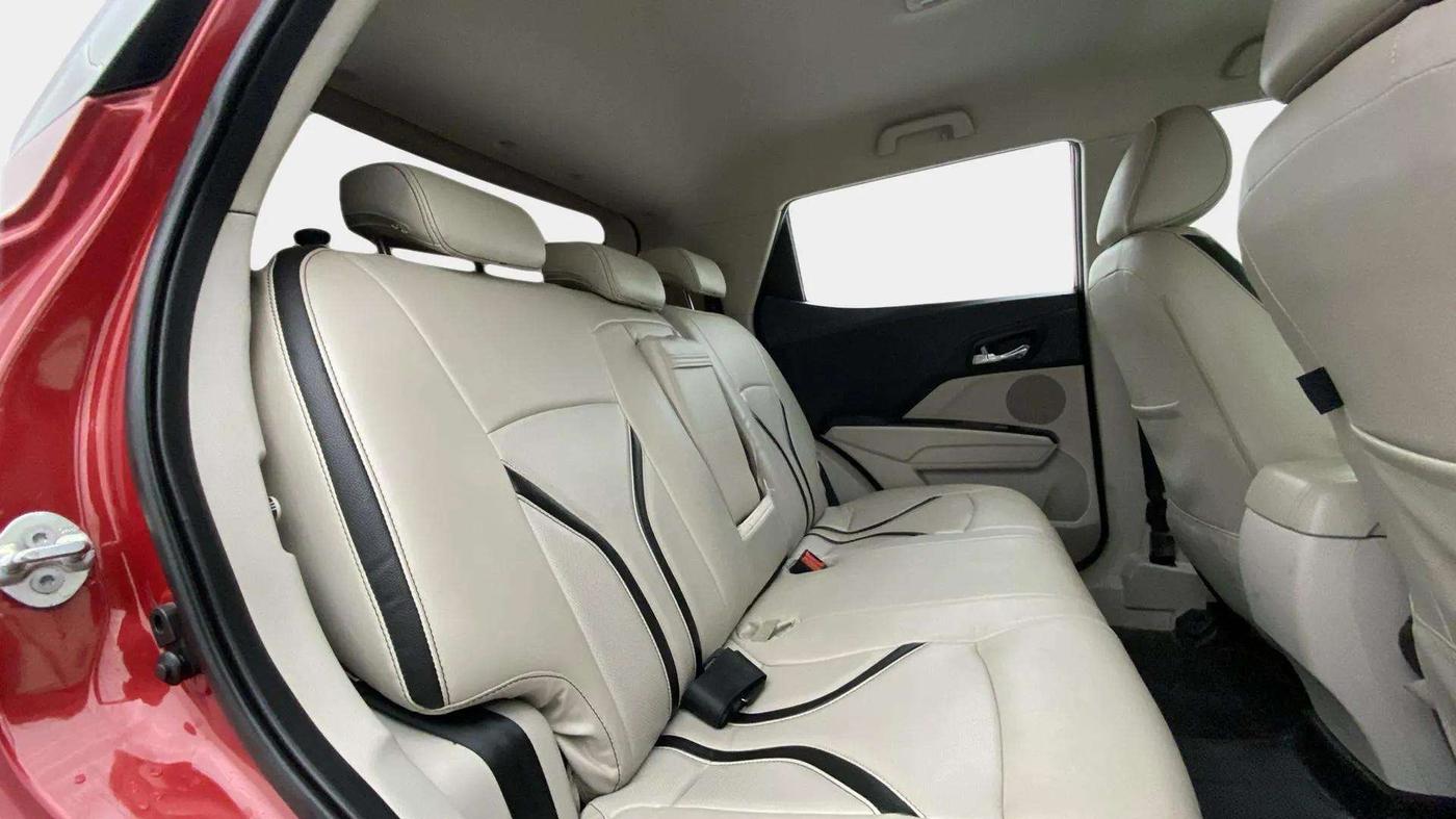 2020 Mahindra XUV300 W8 1.2 PETROL, Petrol, Manual, 36,635 km, Right Side Rear Door Cabin