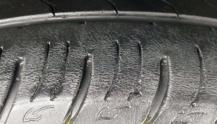 2020 Mahindra XUV300 W8 1.2 PETROL, Petrol, Manual, 36,605 km, Right Front Tyre Tread