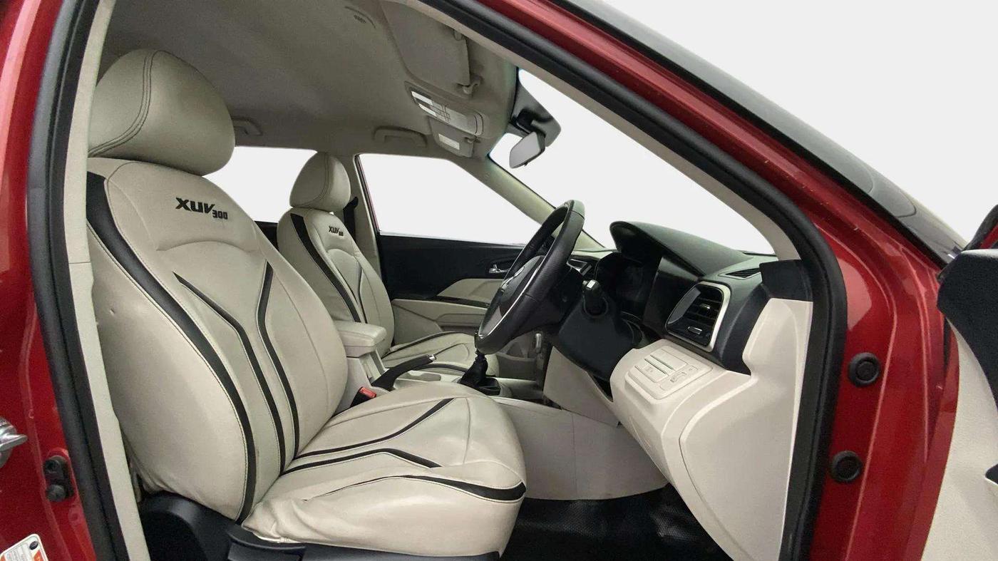2020 Mahindra XUV300 W8 1.2 PETROL, Petrol, Manual, 36,635 km, Right Side Front Door Cabin