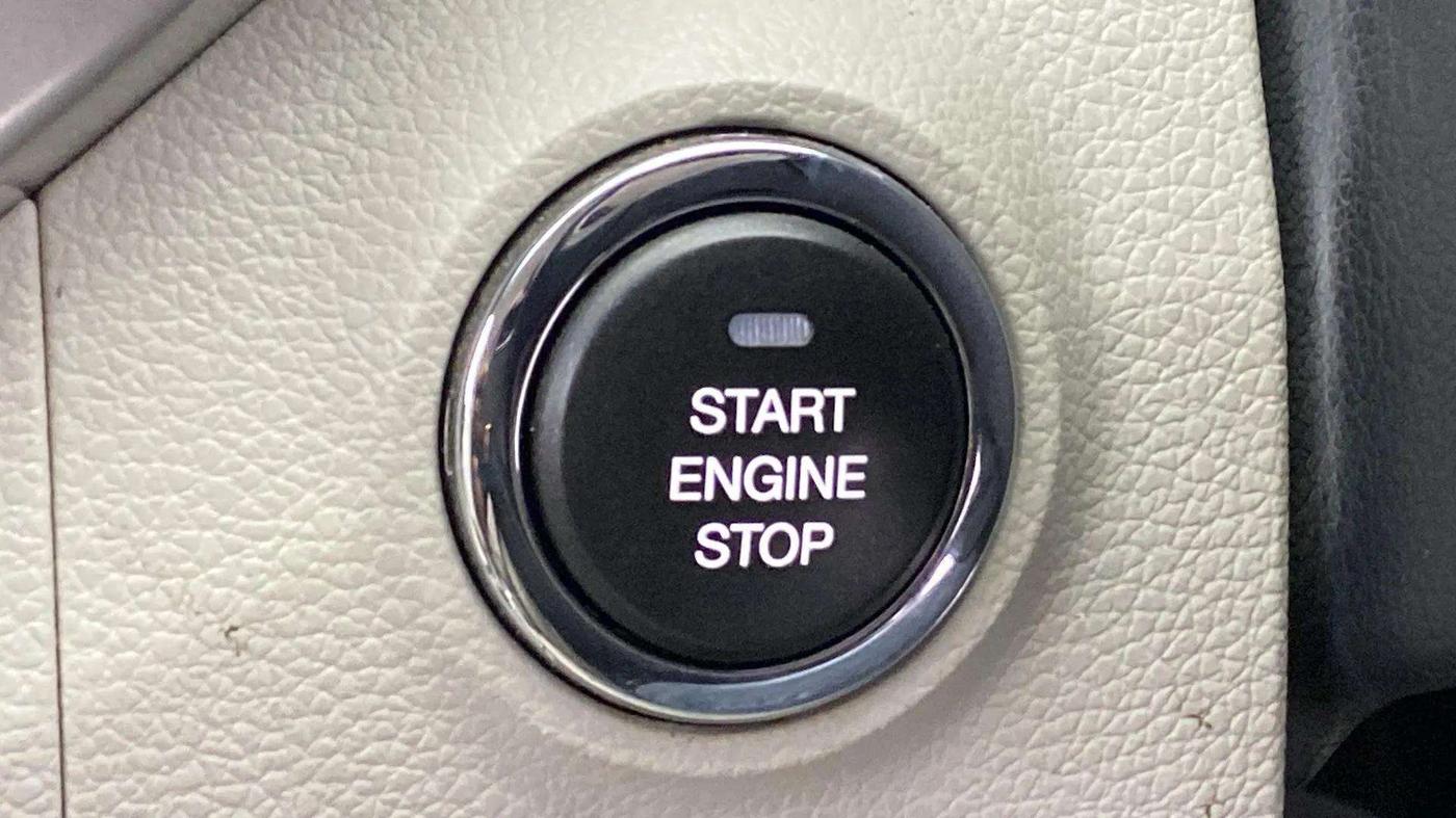 2020 Mahindra XUV300 W8 1.2 PETROL, Petrol, Manual, 36,635 km, Keyless Start/ Stop Button