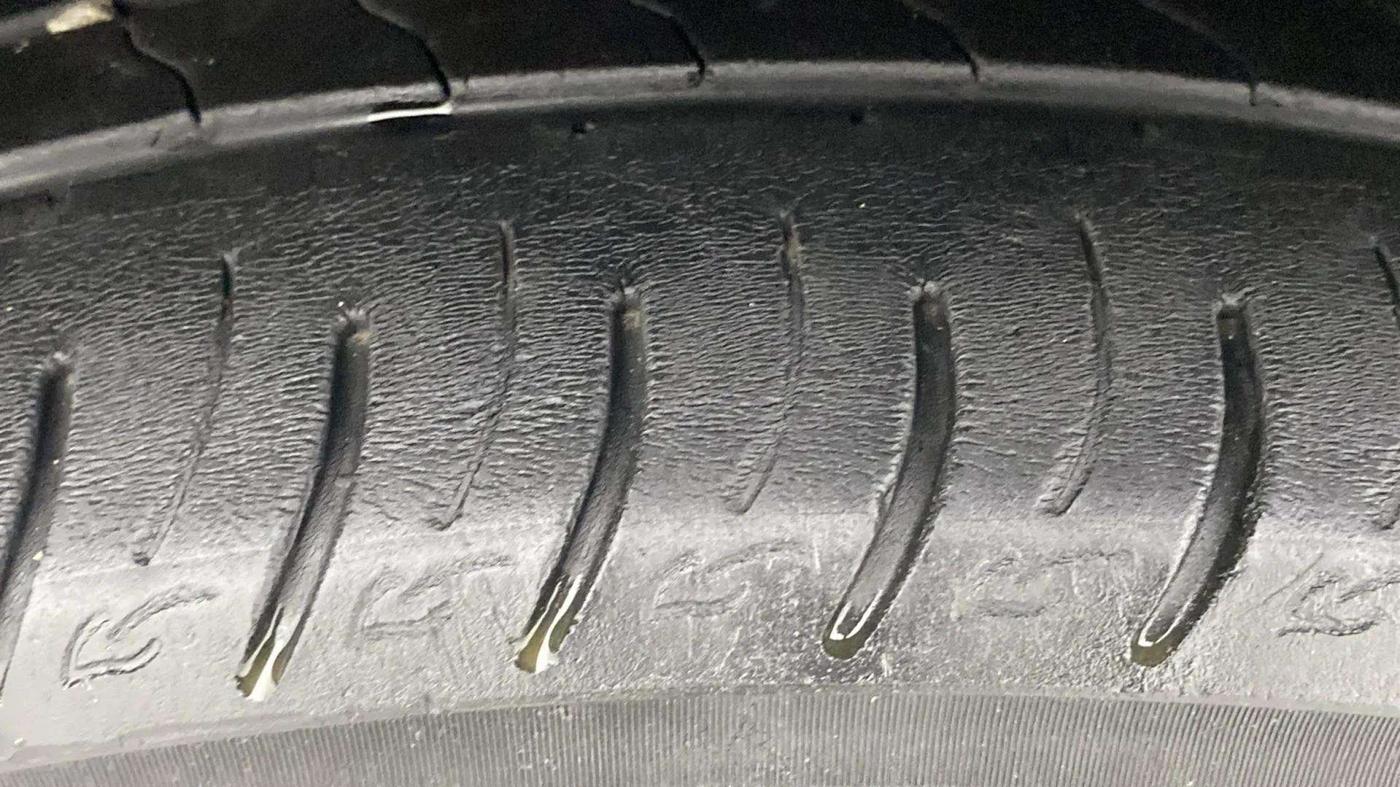 2020 Mahindra XUV300 W8 1.2 PETROL, Petrol, Manual, 36,635 km, Left Front Tyre Tread