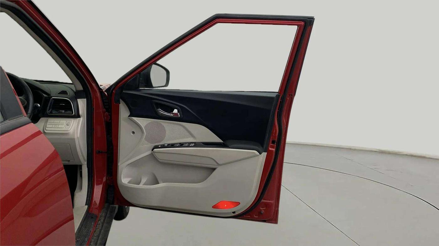 2020 Mahindra XUV300 W8 1.2 PETROL, Petrol, Manual, 36,635 km, RHS Front Door