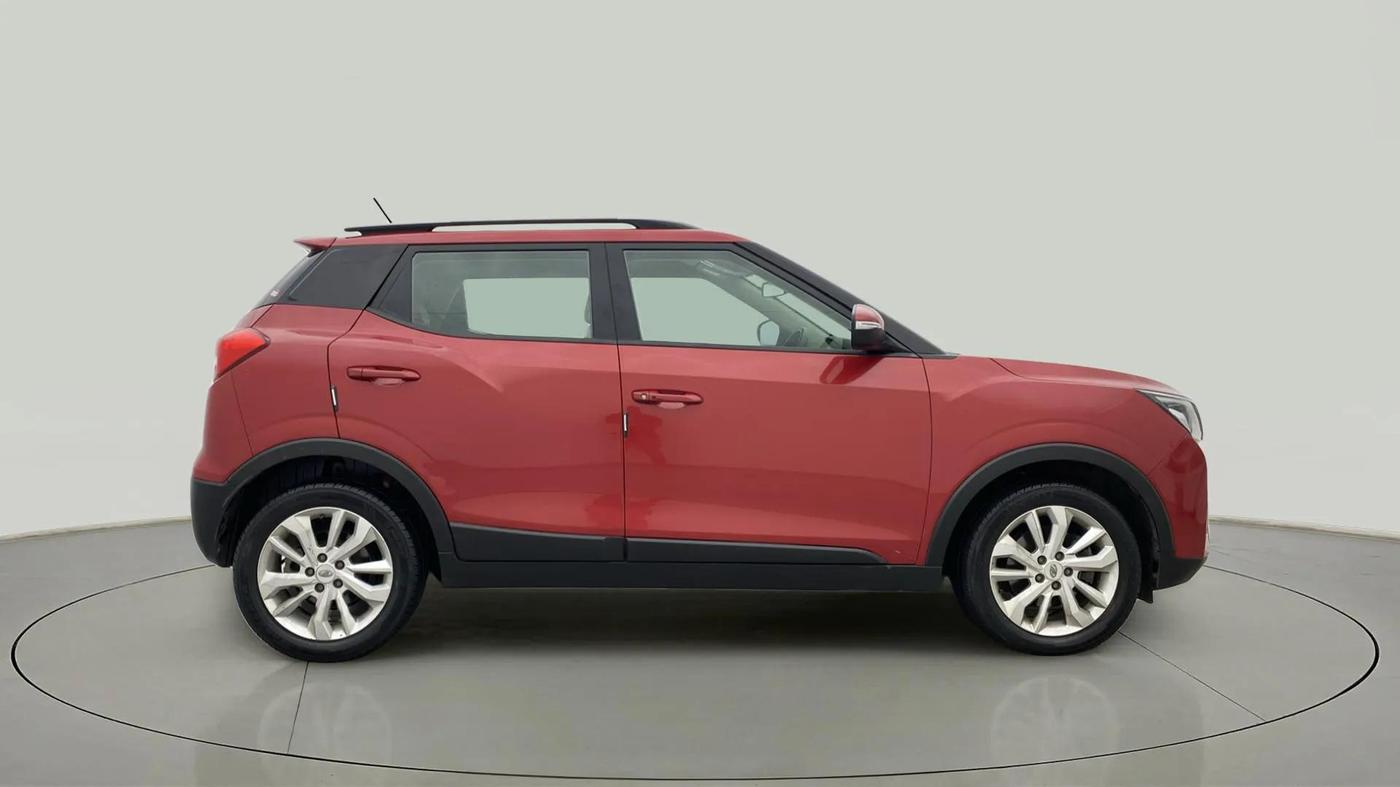 2020 Mahindra XUV300 W8 1.2 PETROL, Petrol, Manual, 36,635 km, Right Side View