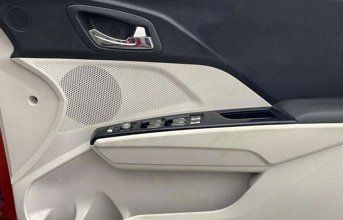 2020 Mahindra XUV300 W8 1.2 PETROL, Petrol, Manual, 36,635 km, Driver Side Door Panels Control