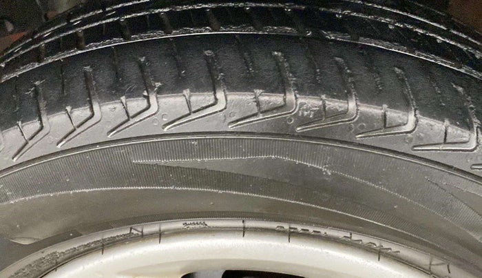 2016 Renault Kwid RXT 0.8, Petrol, Manual, 31,807 km, Left Rear Tyre Tread