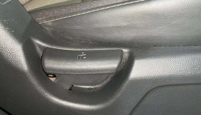 2015 Hyundai Elite i20 MAGNA 1.2, Petrol, Manual, 34,496 km, Driver Side Adjustment Panel