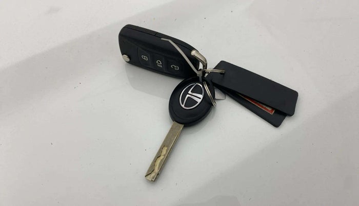 2022 Tata NEXON XM PLUS SUNROOF PETROL, Petrol, Manual, 27,101 km, Key Close Up