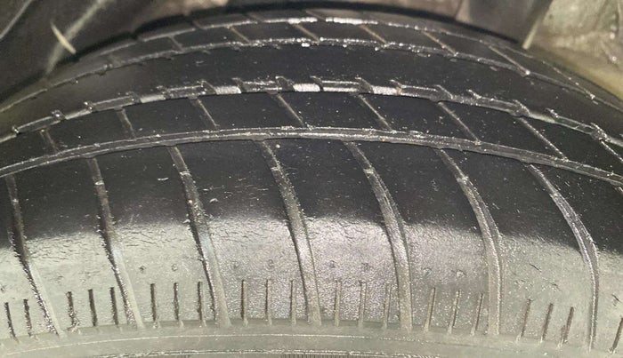2014 Honda Amaze 1.2L I-VTEC E, Petrol, Manual, 1,23,339 km, Left Rear Tyre Tread