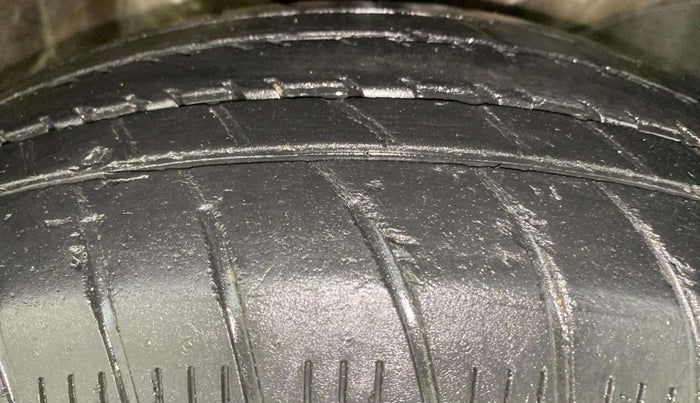 2014 Honda Amaze 1.2L I-VTEC E, Petrol, Manual, 1,23,339 km, Right Front Tyre Tread