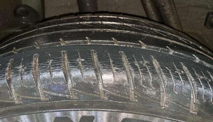 2015 Renault Duster RXL PETROL, Petrol, Manual, 16,689 km, Right Rear Tyre Tread