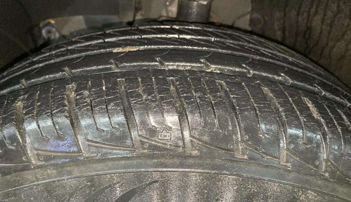 2015 Renault Duster RXL PETROL, Petrol, Manual, 16,689 km, Left Front Tyre Tread