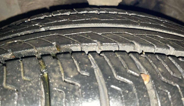 2015 Hyundai Eon SPORTZ, Petrol, Manual, 46,220 km, Left Front Tyre Tread