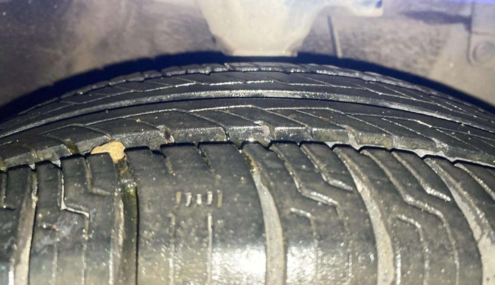 2015 Hyundai Eon SPORTZ, Petrol, Manual, 46,220 km, Right Front Tyre Tread